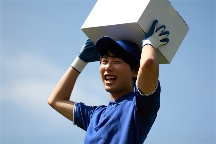 《名古屋市西区》週払いOK・1BOXでのクリーニング品の集配ドライバー！（Web面接OK・土日休み）