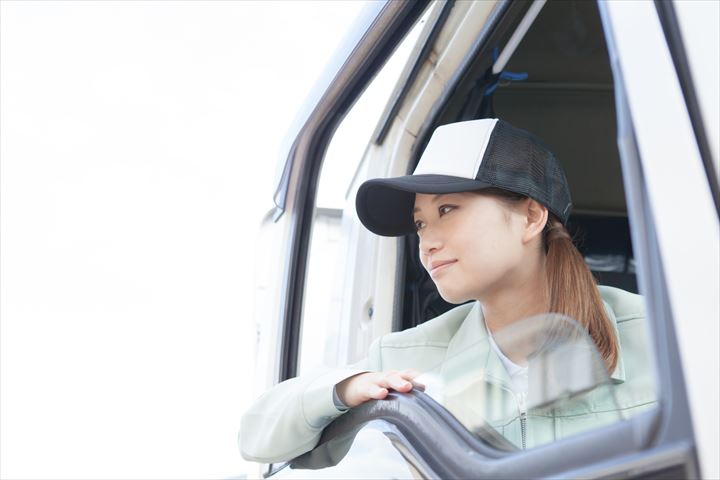 《佐倉市》週払いOK・4ｔロング車での雑貨類などのセンター間配送ドライバー！（Web面接OK・高時給）