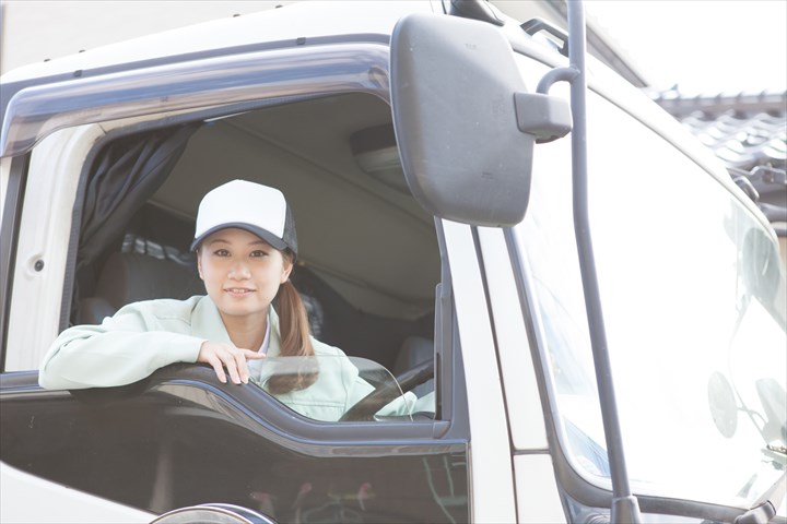 《小美玉市》週払いOK・4ｔ増トン車での食品の店舗配送ドライバー！（高収入・週休2日）