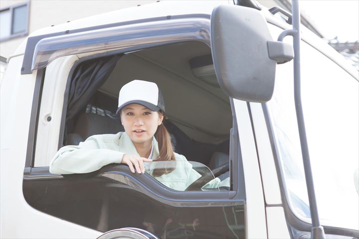 《江東区》週払いOK・4ｔ車でのアパレル関連商品の集配ドライバー！（ルート配送・土日祝休み）