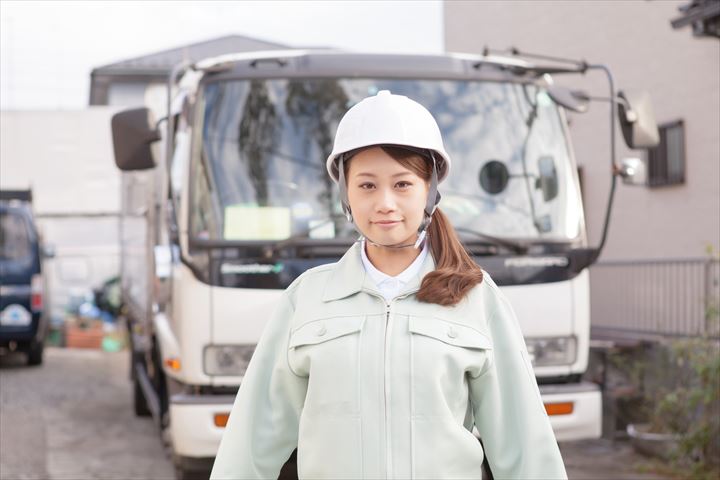 《北名古屋市》週払いOK・4ｔウイング車での紙製品のセンター間配送ドライバー！（高時給・土日休み）