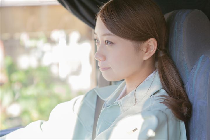 《四日市市》週払いOK・2ｔ車でのタイヤの店舗配送ドライバー！（Web面接OK・高時給）