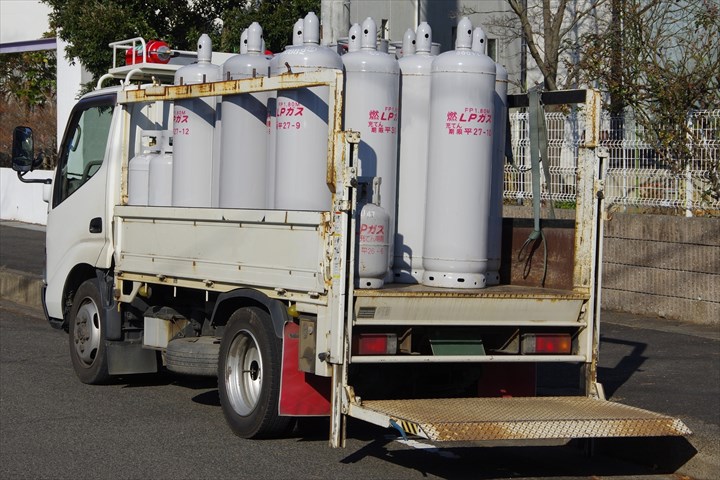 《小山市》週払いOK・2ｔ～4ｔ平車での工場等へのガスボンベの配送ドライバー！（Web面接OK・土日祝休み）