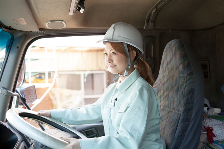 《茨木市》週払いOK・4ｔ車での敷地内施設へのカートやカゴ車の配送ドライバー！（Web面接OK・ＷワークOK）