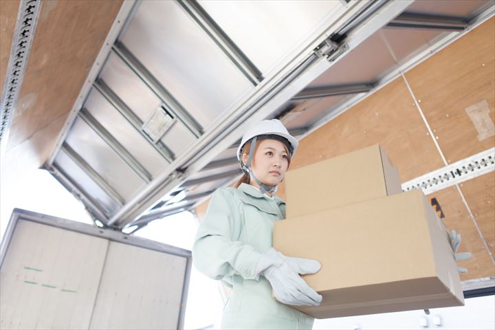 《鶴ヶ島市》週払いOK・大型ウイング車でのプラスチック容器などのセンター間配送ドライバー！（土日休み・高時給）