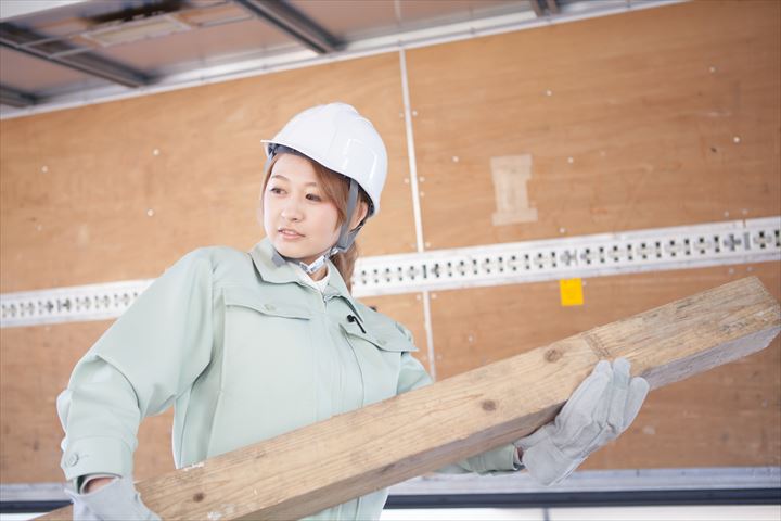 《市川市》週払いOK・4ｔ車での建築資材の倉庫間配送ドライバー！（高収入・土日祝休み）