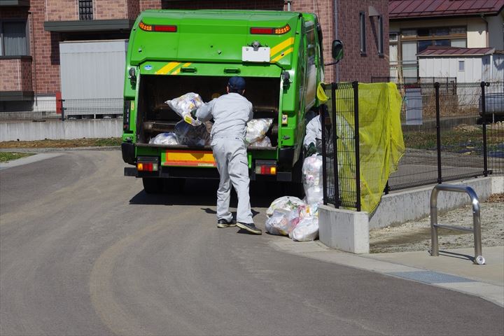 《世田谷区》週払いOK・2ｔ～3ｔ車での企業向けゴミの回収ドライバー！（Web面接OK・週休2日）