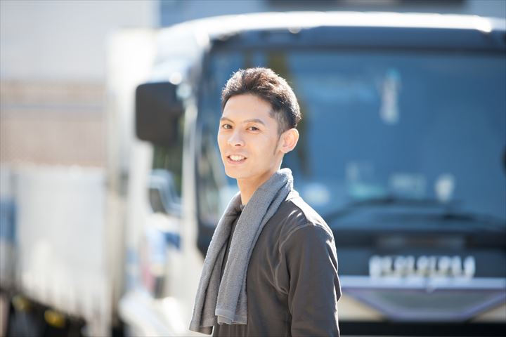 《昭島市》週払いOK・4ｔ車での印刷会社などから古紙の回収ドライバー！（高時給・週休2日）