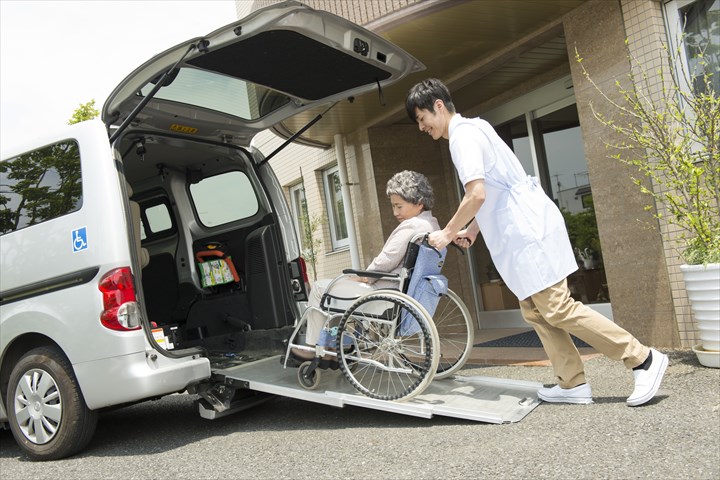 《蕨市》週払いOK・普通車でのリハビリ施設利用者の送迎ドライバー！（Web面接OK・高時給）