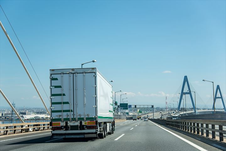《印西市》週払いOK・大型車での冷凍食品などの店舗配送ドライバー！（Web面接OK・高収入）