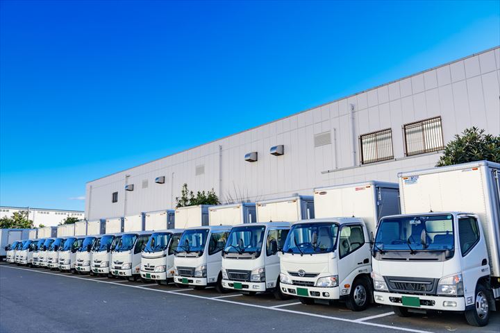 《摂津市》週払いOK・4ｔ車での工場などへ加工食品の配送ドライバー！（Web面接OK・週3～相談可能）