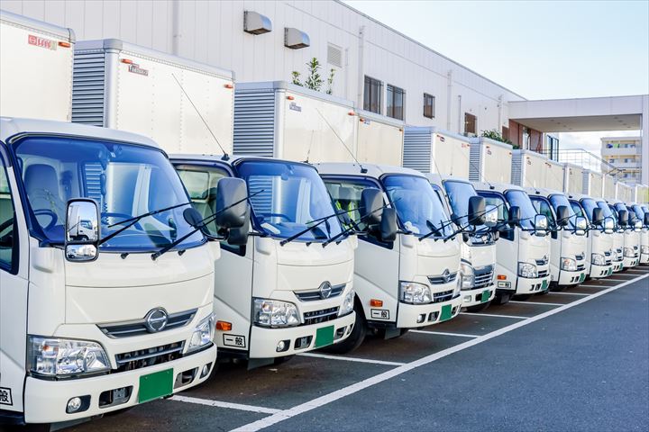 《常総市》週払いOK・2ｔ車での大学への食材の配送ドライバー！（高収入・夜勤）