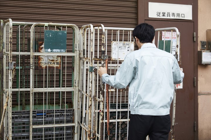 《大阪市西淀川区》週払いOK・4ｔ車でのセンターや店舗への2温帯食品の配送ドライバー！（Web面接OK・カゴ使用）