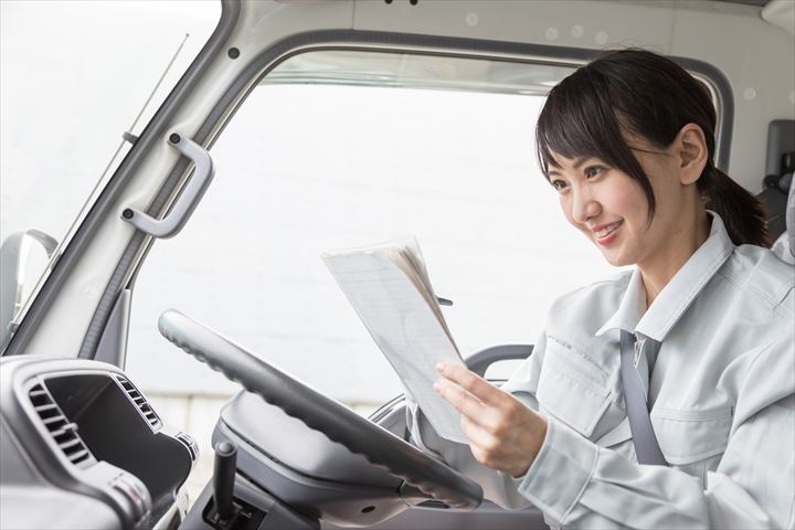 《川越市》週払いOK・4ｔ車でのコンビニへのドライ商品の配送ドライバー！（Web面接OK・高収入）