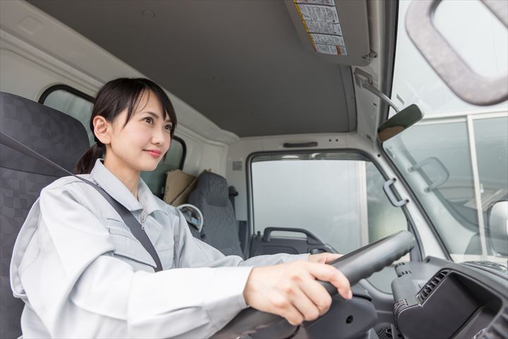 《北足立郡伊奈町》週払いOK・3ｔ車でのドラッグストアやスーパーへの冷凍食品の配送ドライバー！（Web面接OK・週休2日）