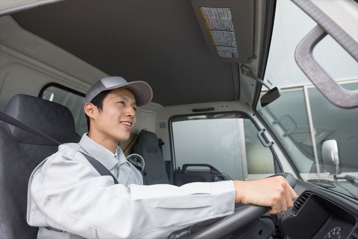 《北名古屋市》週払いOK・4ｔ車での工場へのパンの配送ドライバー！（Web面接OK・高収入）