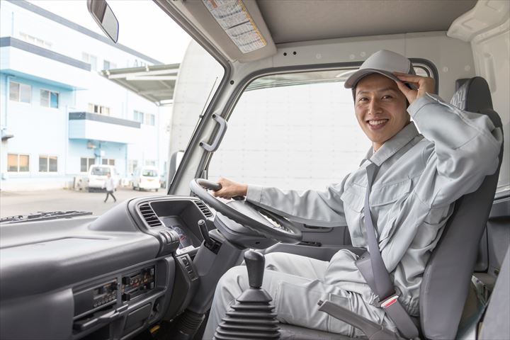 《港区》週払いOK・1.5ｔ～2ｔ車での食品の店舗配送ドライバー！（Web面接OK・高時給）