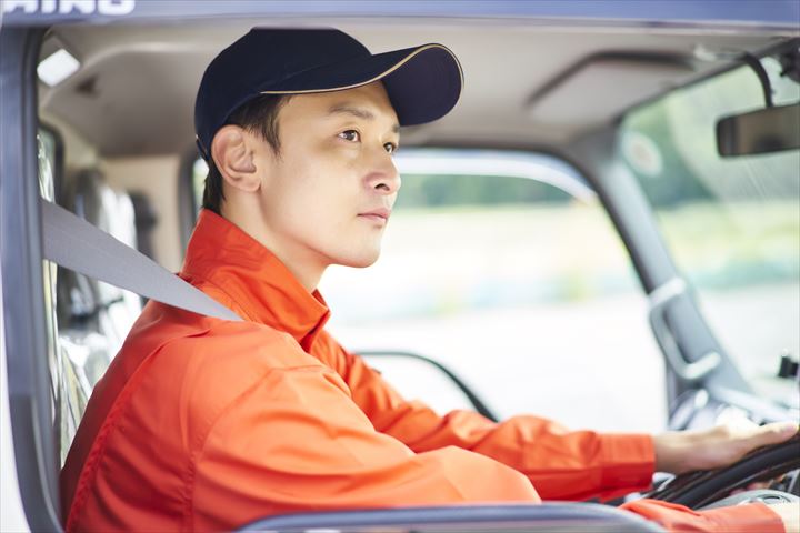 《千葉市稲毛区》週払いOK・3ｔ車でのコンビニへのチルド食品の配送ドライバー！（Web面接OK・高収入）