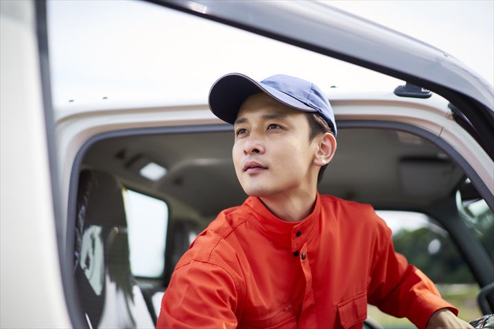 《摂津市》週払いOK・4ｔ車での工場などへ加工食品の配送ドライバー！（Web面接OK・週3～相談可能）