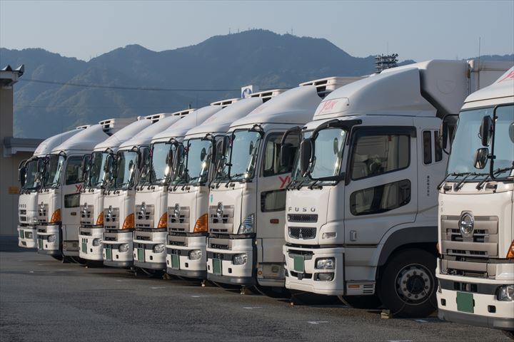 《桑名市》人材紹介・大型車での食品のセンター間配送ドライバー！（安定収入・週休2日）