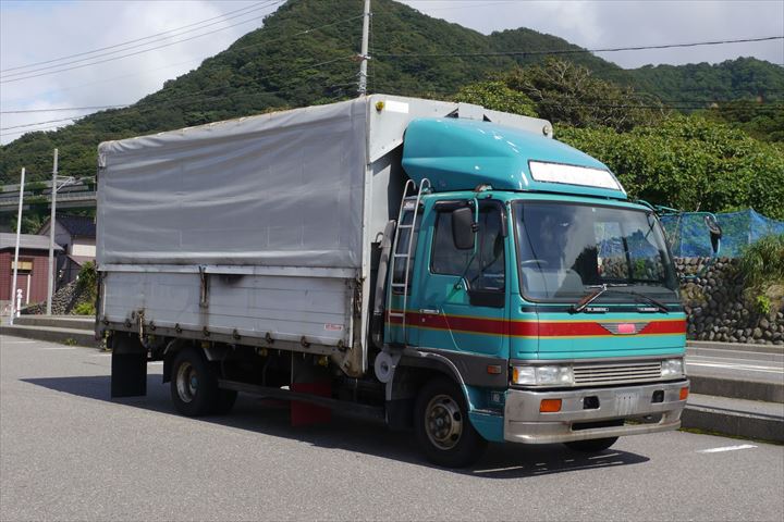 《富士市》週払いOK・4ｔ車での企業向け一般貨物の集配ドライバー！（高収入・日勤）