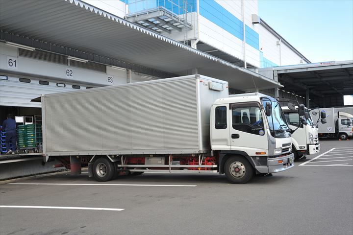 《岐阜市》週払いOK・大型車での食品トレーの工場やセンター間配送ドライバー！（シニアOK・週休2日）