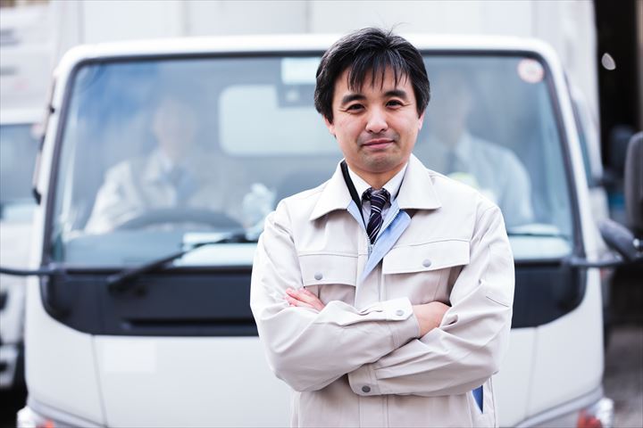 《豊川市》週払いOK・4ｔ車での企業向け一般貨物の集配ドライバー！（Web面接OK・高時給）