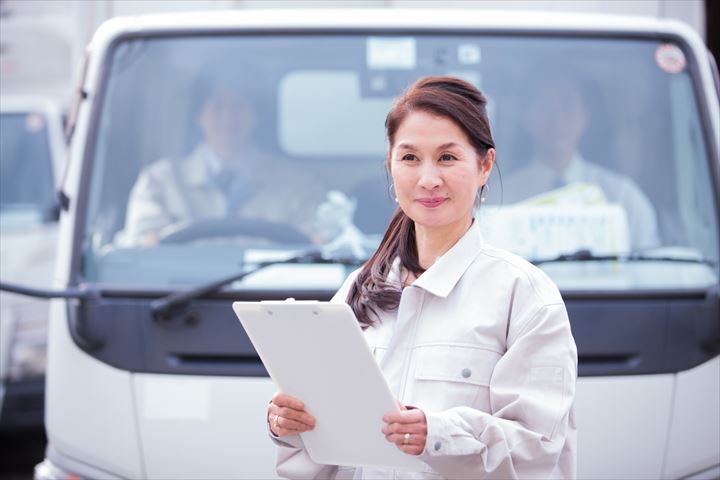 《戸田市》週払いOK・3ｔ車でのドラッグストへのチルド品配送ドライバー！（高収入・週休2日）