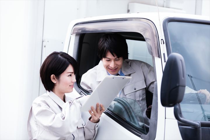 《江戸川区》週払いOK・4ｔ車での食品類の集配ドライバー！（Web面接OK・高収入）