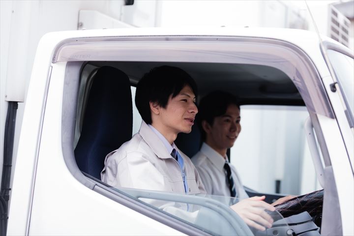 《四條畷市》週払いOK・2ｔ車での現場や店舗への住宅設備の配送ドライバー！（Web面接OK・高時給）