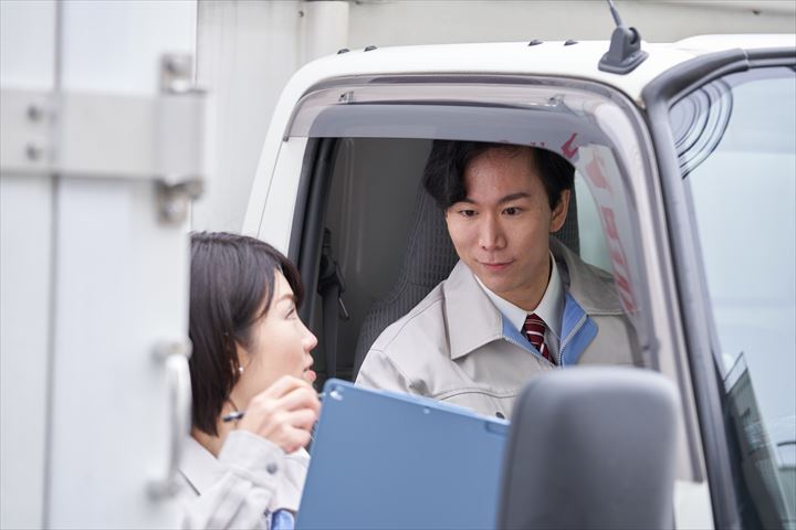 《千葉市美浜区》週払いOK・4ｔ車での精肉のセンター間配送ドライバー！（Web面接OK・週休2日）