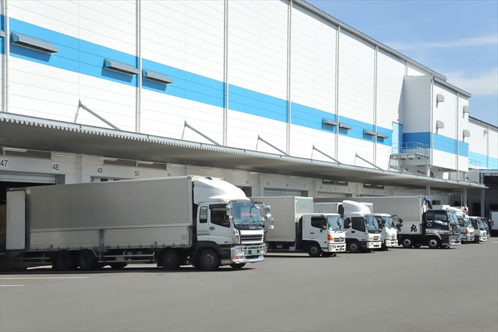 《守口市》週払いOK・4ｔ増トン車でのスーパーへのドライ商品の配送ドライバー！（Web面接OK・週休2日）