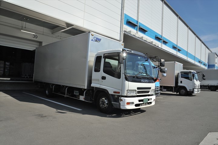 《一宮市》週払いOK・4ｔ車でのチルド品のセンター間配送ドライバー！（週休2日・助手付き）