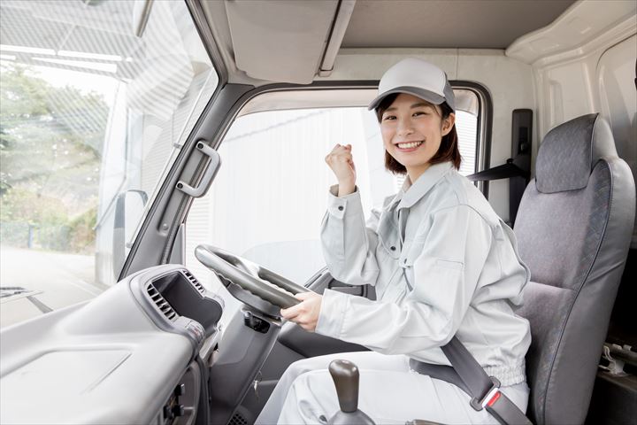 《港区》週払いOK・2ｔ車での食品や日用品の個宅配送ドライバー！（土日休み・高時給）