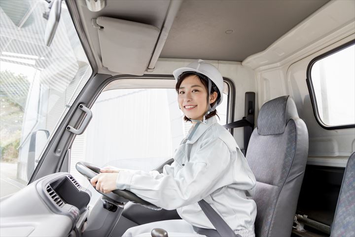 《泉大津市》週払いOK・3ｔ車での飲料の店舗配送ドライバー！（AT車・日勤）