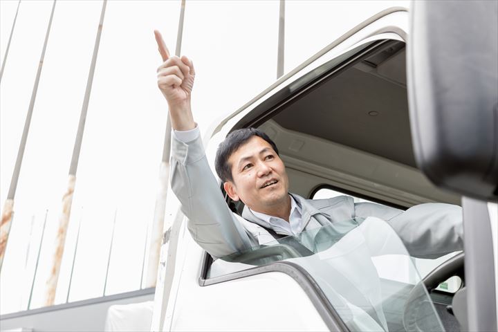 《板橋区》週払いOK・3ｔ平車での古紙などの産廃回収ドライバー！（高収入・土日休み）