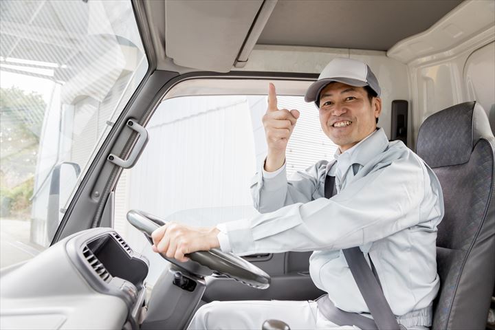 《新宿区》週払いOK・1.5ｔ車での電気機器配送ドライバー！（Web面接OK・土日祝休み）