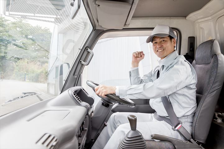 《浜松市中央区》週払いOK・4ｔ車での飲料の店舗配送ドライバー！（週休2日・ルート固定）