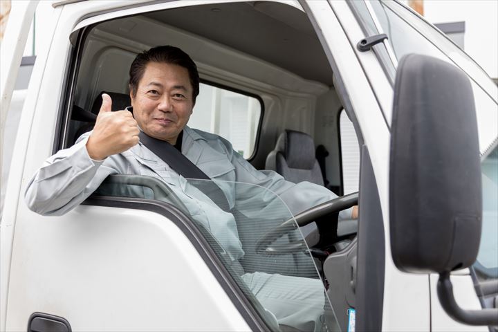 《弥富市》週払いOK・4ｔ車での食品の店舗配送ドライバー！（Web面接OK・WワークOK）