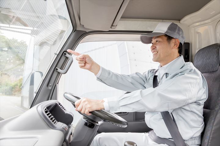 《摂津市》週払いOK・4ｔ車での店舗やセンターへのドライ商品などの配送ドライバー！（Web面接OK・シニアOK）