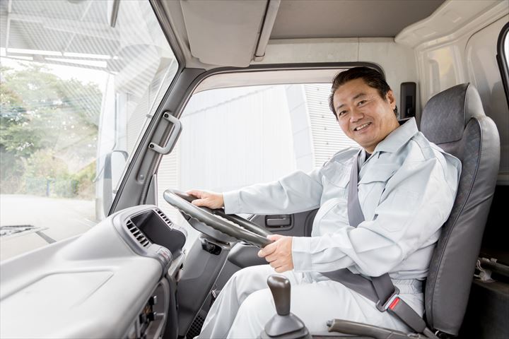 《厚木市》週払いOK・4ｔ車での倉庫などからの資源ゴミの回収ドライバー！（Web面接OK・高時給）