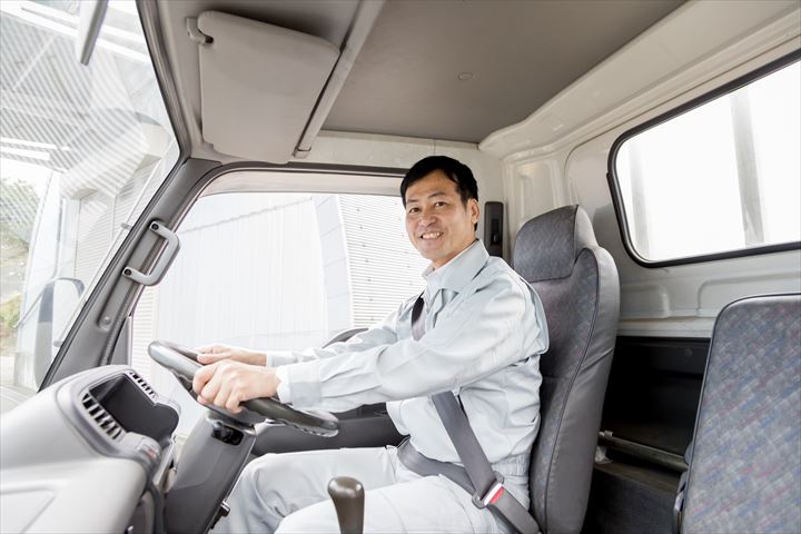 《諫早市》週払いOK・4ｔ車での企業向け一般貨物の集配ドライバー！（Web面接OK・土日祝休み）