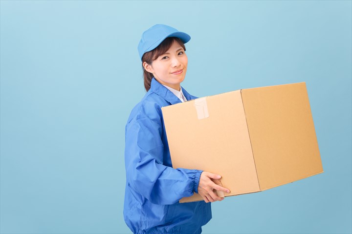 《狭山市》週払いOK・4ｔ車でのスーパーへのチルド品配送ドライバー！（週休2日・夜勤）