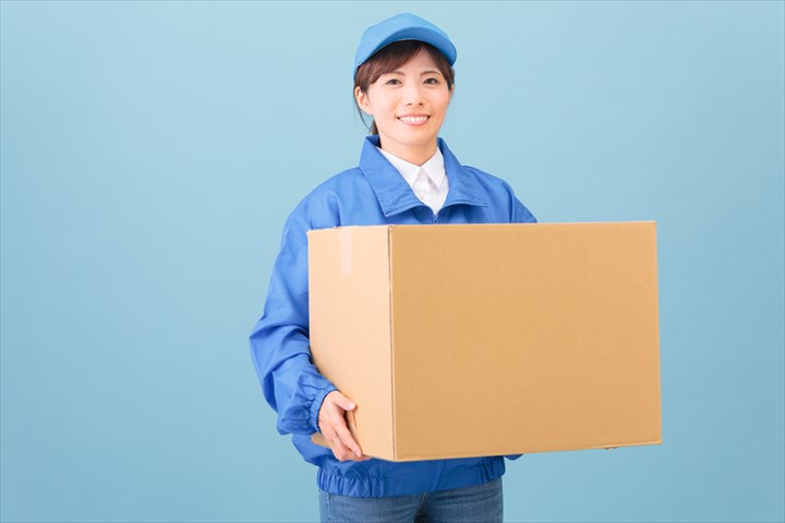 《柏市》週払いOK・4ｔ車での食品や飲料のセンター間配送ドライバー！（高収入・土日休み）