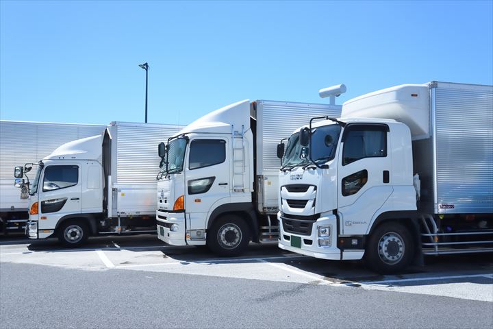 《三木市》週払いOK・4ｔ車での冷蔵や冷凍食品の店舗配送ドライバー！（Web面接OK・時間外勤務ほぼ無し）