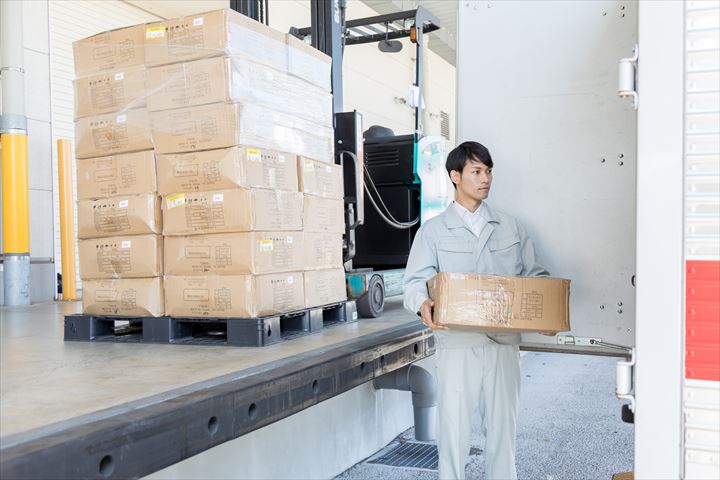 《日野市》週払いOK・3ｔ車でのフローズン商品の店舗配送ドライバー！（週休2日・高収入）