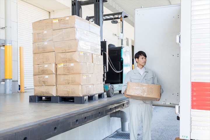 《尼崎市》週払いOK・4ｔ車での業務用食材のセンター間配送ドライバー！（短時間21:30～1:30・開始～3ヶ月間の短期）