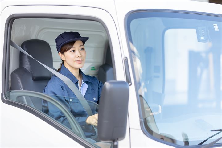 《入間市》週払いOK・4ｔ車での食品のセンター間配送ドライバー！（Web面接OK・高時給）