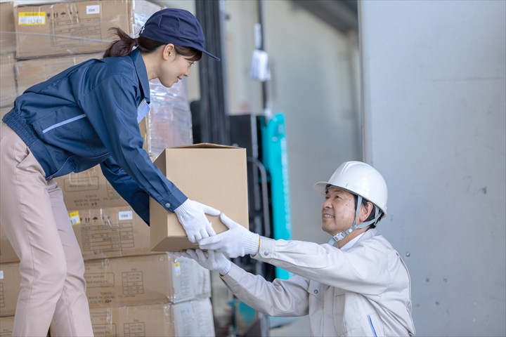 《桶川市》週払いOK・4ｔ車での食品のセンター間配送ドライバー！（副業OK・週1勤務）