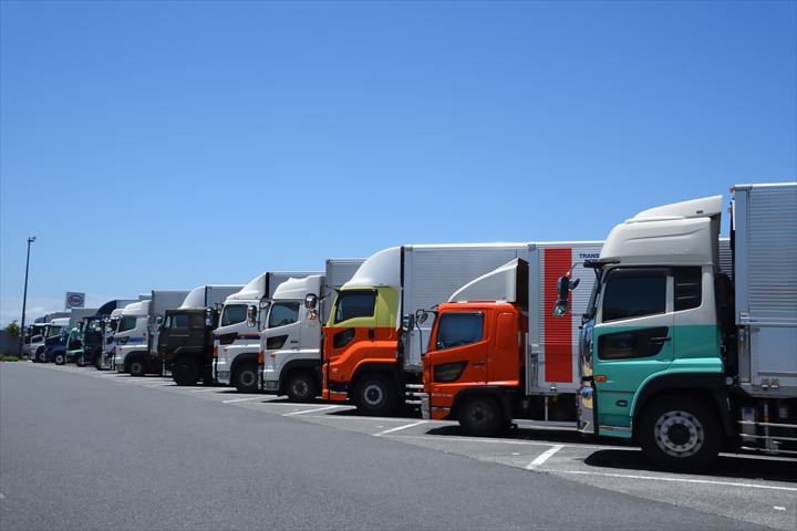 《摂津市》週払いOK・4ｔ車でのスーパーやセンターへのドライ商品などの配送ドライバー！（Web面接OK・業務延長ほぼ無し）